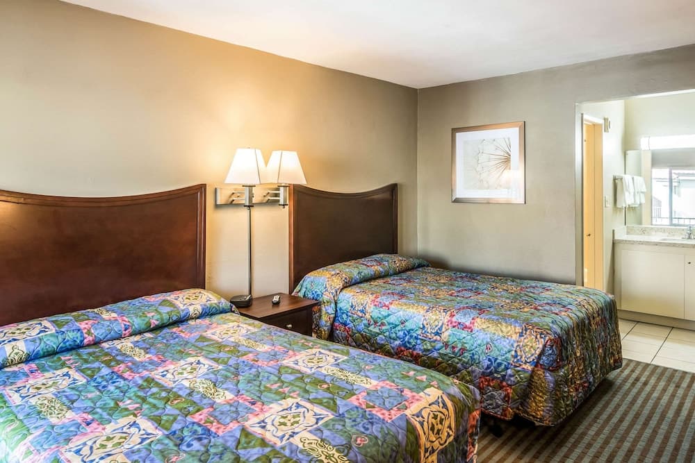Rodeway Inn Regalodge gallery photo in Glendale, CA — image 22