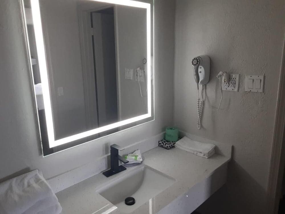 Causeway Inn - Metairie interior in Metairie, LA — gallery photo 2