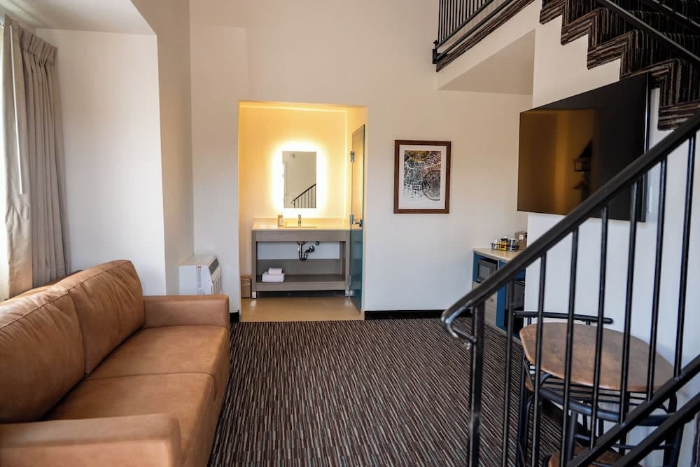Lemon Heights Inn property views in Tustin, CA — gallery photo 3