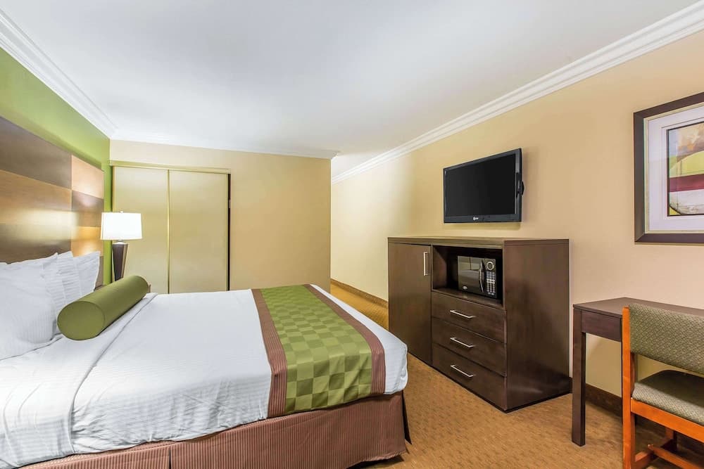 Rodeway Inn & Suites Canyon Lake-Menifee West gallery photo in Menifee, CA — image 25