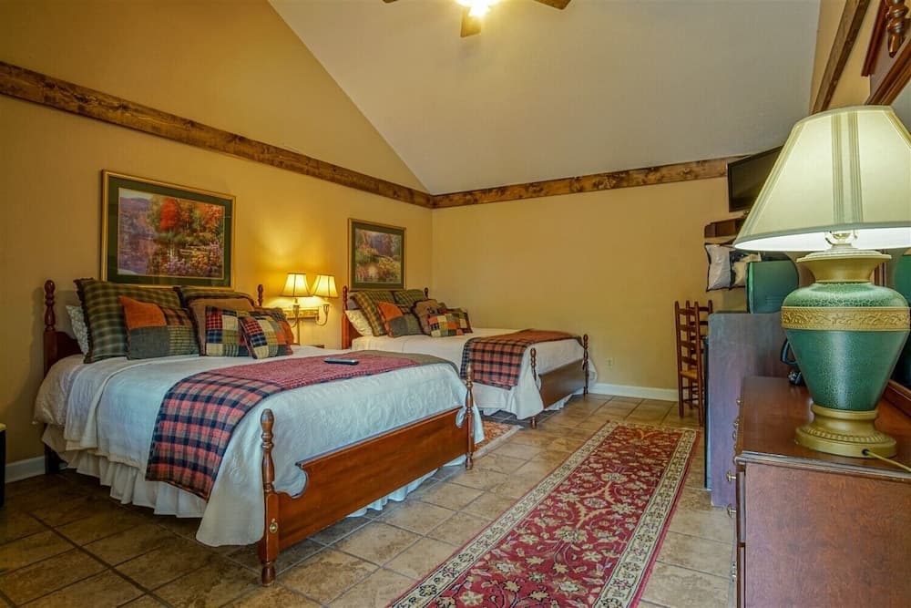 Hemlock Inn interior in Blowing Rock, NC — gallery photo 2