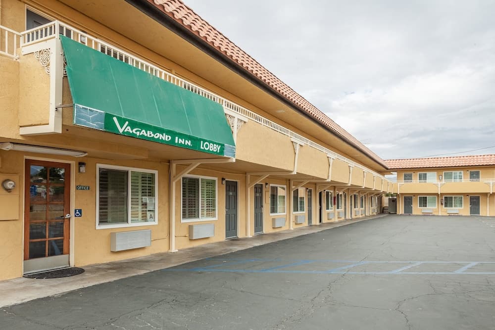Vagabond Inn Hemet interior in Hemet, CA — gallery photo 2