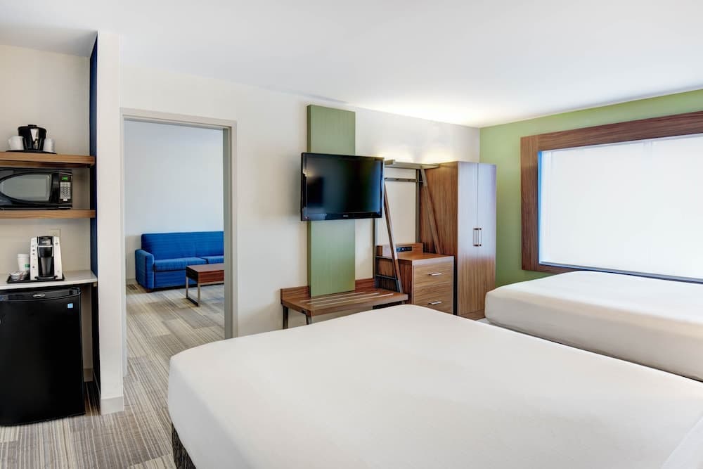 Holiday Inn Express Woodbridge by IHG property views in Avenel, NJ — gallery photo 3