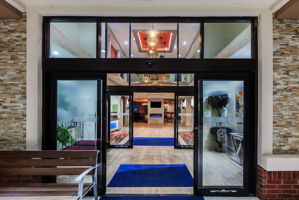 Holiday Inn Express & Suites Houston East, by IHG interior in Houston, TX — gallery photo 2