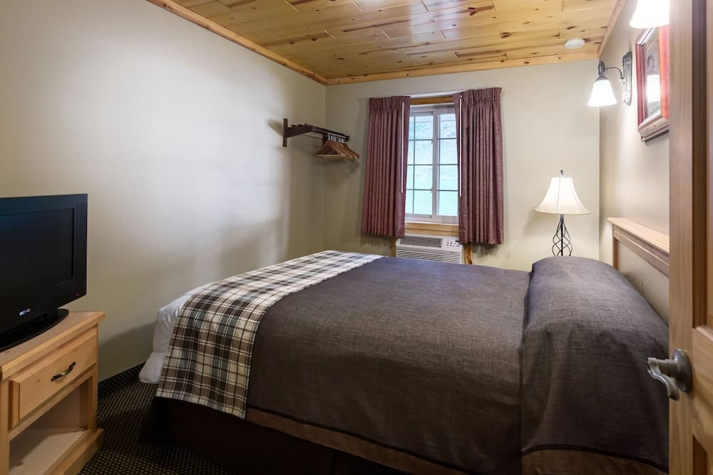 Rock Crest Lodge And Cabins interior in Custer, SD — gallery photo 2