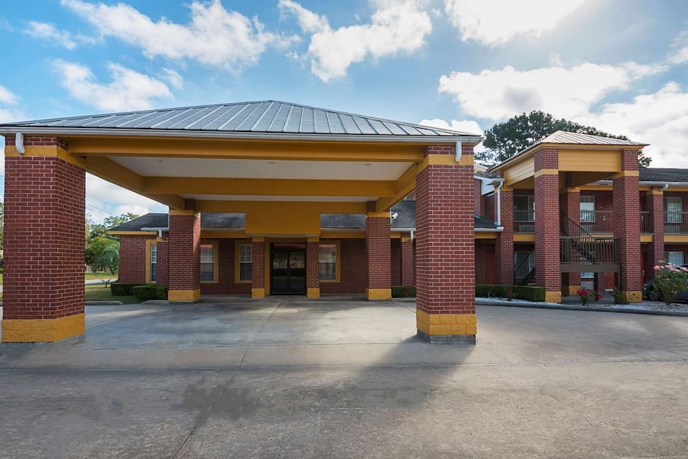 Quality Inn DeRidder featured exterior or lobby in DeRidder, LA — similar hotel