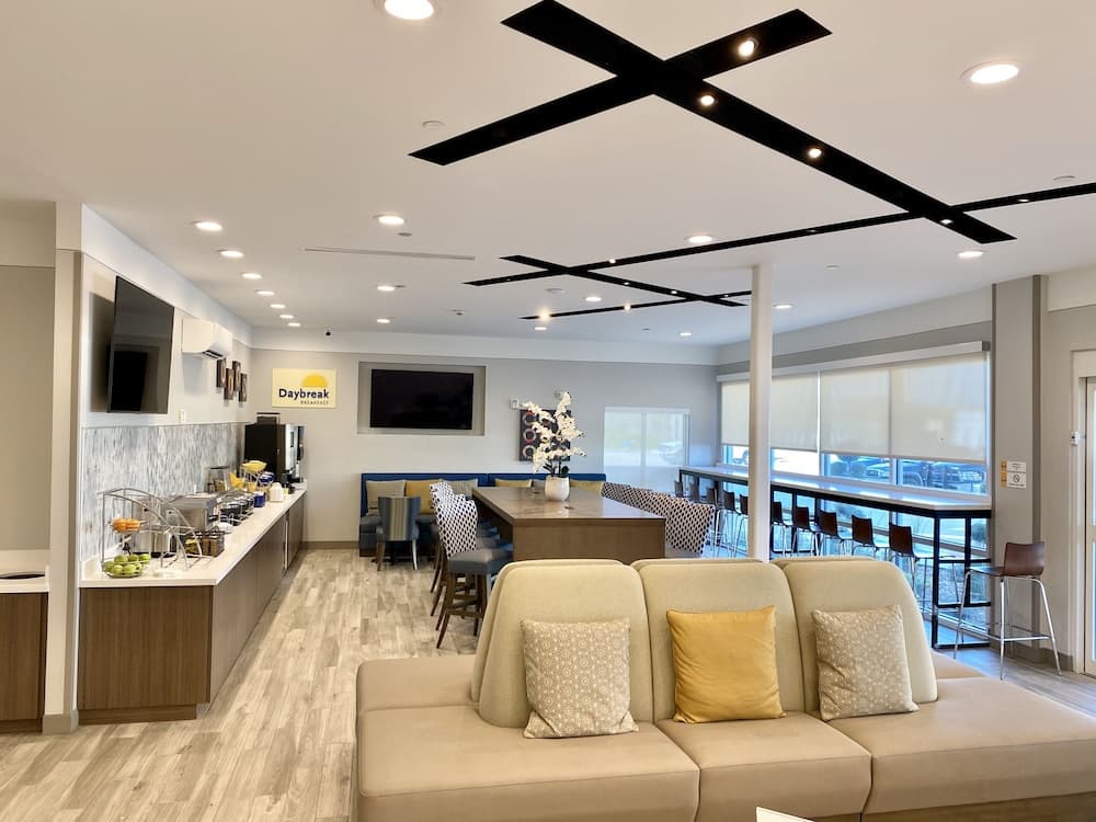 Days Inn & Suites by Wyndham Beaumont West / I-10 & Walden gallery photo in Beaumont, TX — image 15
