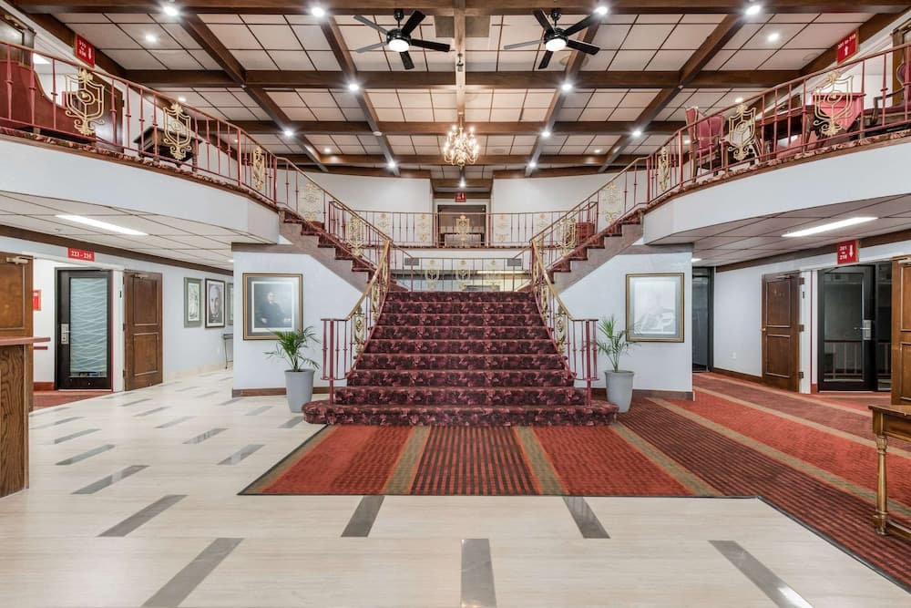Econo Lodge Truman Inn interior in Sedalia, MO — gallery photo 2
