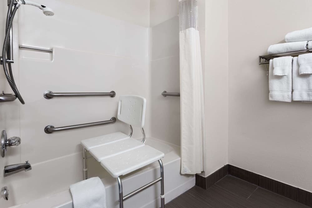 Baymont by Wyndham Waterloo gallery photo in Waterloo, IA — image 12