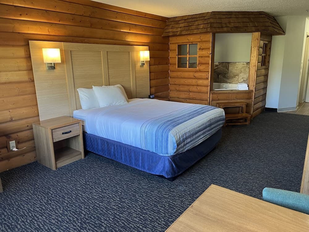 Days Inn & Suites by Wyndham Williamsburg IA North interior in Williamsburg, IA — gallery photo 2