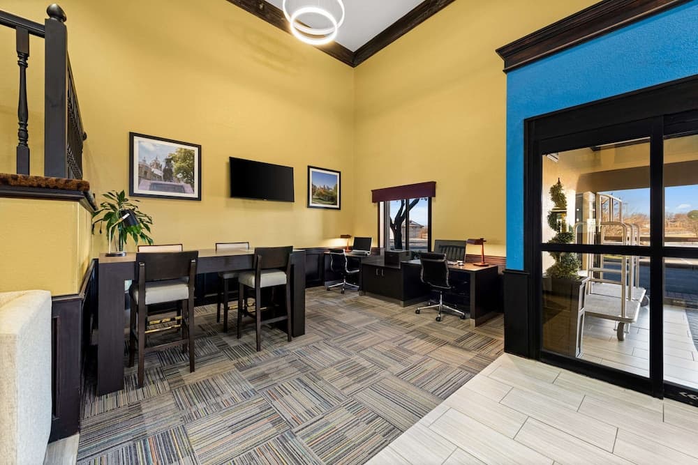 Quality Inn Warrensburg interior in Warrensburg, MO — gallery photo 2