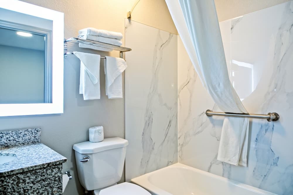 Days Inn by Wyndham Augusta / Fort Eisenhower interior in Augusta, GA — gallery photo 2