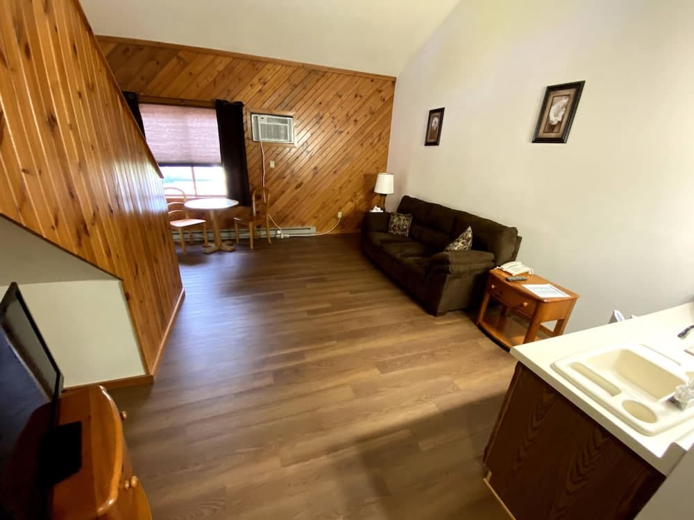 Woodlands Inn & Suites interior in Medford, WI — gallery photo 2