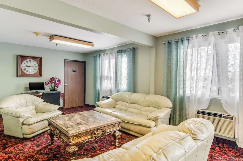 Econo Lodge interior in Laramie, WY — gallery photo 2