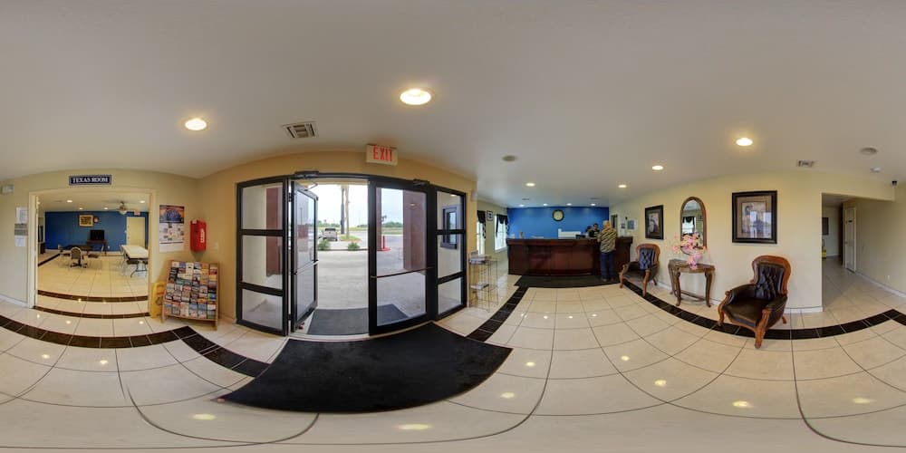 Deluxe Inn & Suites property views in Raymondville, TX — gallery photo 3