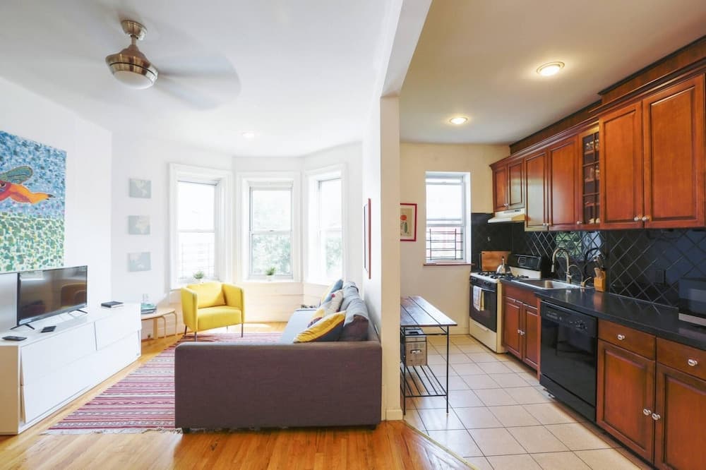 3BR in a Classic 1925 BK Limestone property views in Brooklyn, NY — gallery photo 3
