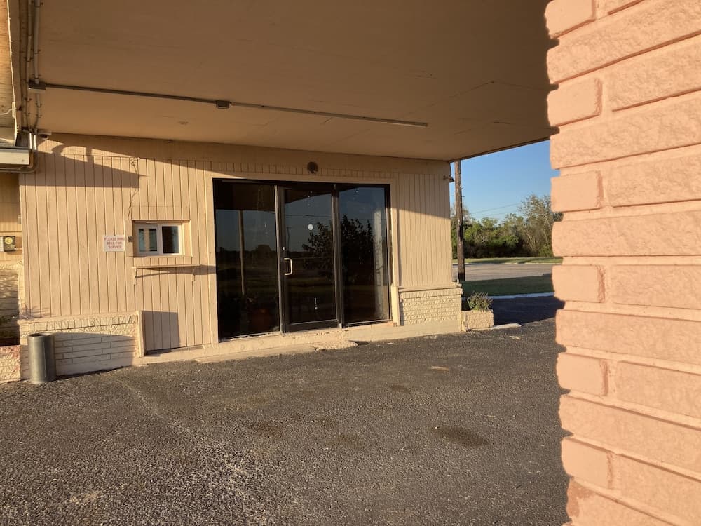 Capri motel interior in Alice, TX — gallery photo 2