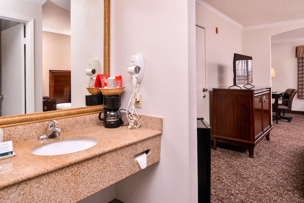 Quality Inn & Suites Beaumont gallery photo in Beaumont, TX — image 9