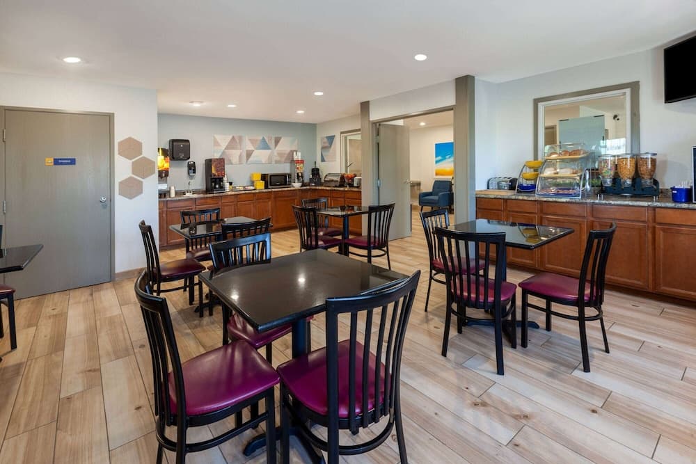 Days Inn by Wyndham Sturtevant / Racine / Mount Pleasant gallery photo in Mount Pleasant, WI — image 32
