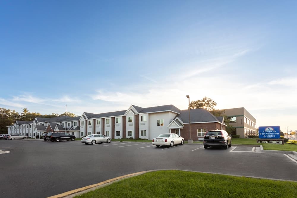 Americas Best Value Inn & Suites Racine featured exterior or lobby in Mount Pleasant, WI — similar hotel