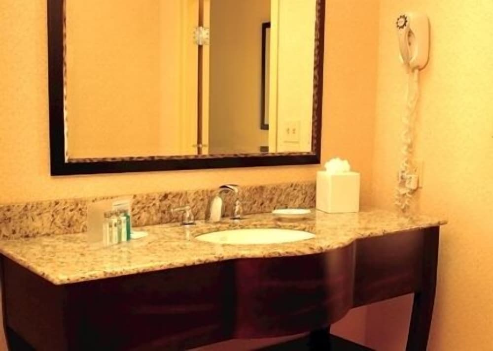 Hampton Inn Butler gallery photo in Butler, PA — image 13