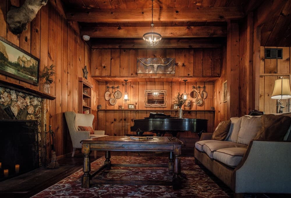 Sierra Sky Ranch interior in Oakhurst, CA — gallery photo 2