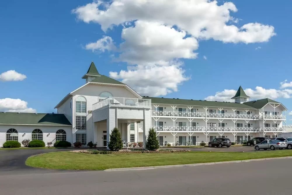 The Wisconsin Hotel & Conference Center featured exterior or lobby in Wisconsin Dells, WI — similar hotel