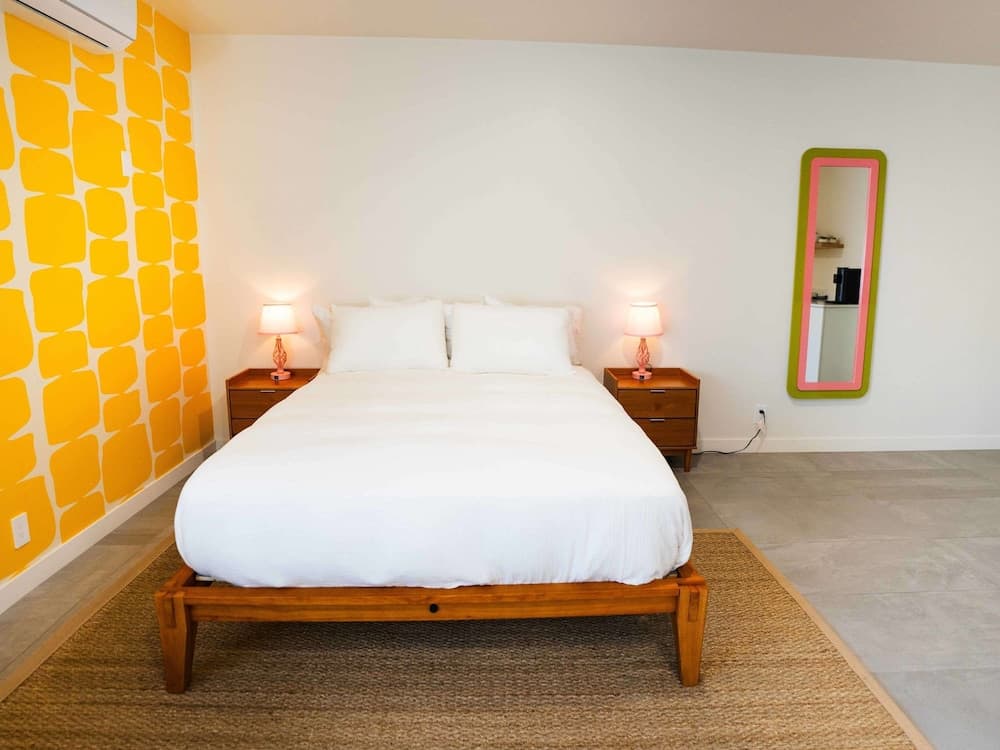 Standard Room, 1 Queen Bed With Sofa Bed, Kitchenette featured exterior or lobby in Palm Springs, CA — similar hotel