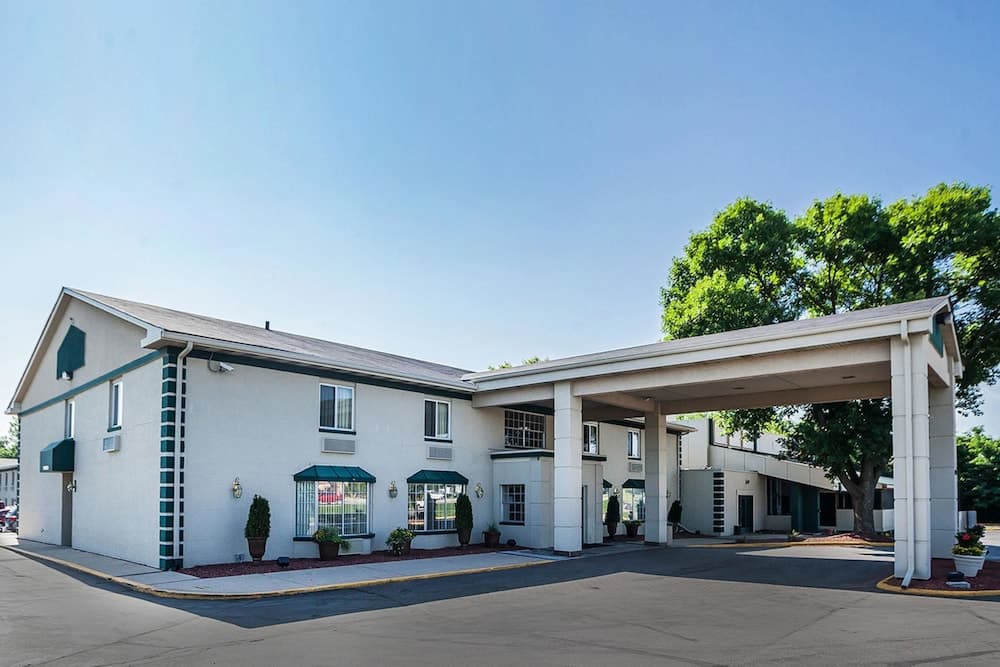 Quality Inn & Suites Des Moines - Merle Hay Road — hotel in Des Moines, Iowa