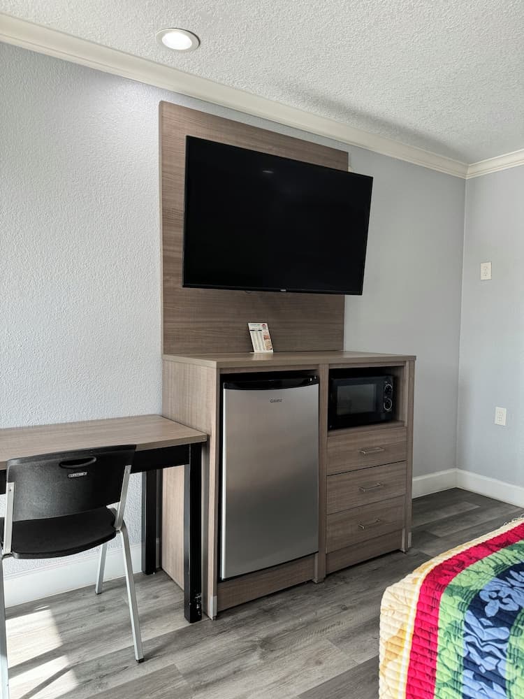 LUXURY INN property views in Houston, TX — gallery photo 3