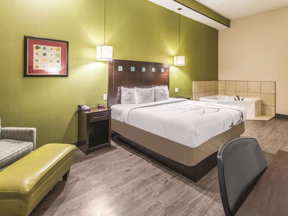 La Quinta Inn & Suites by Wyndham Dallas Grand Prairie South property views in Grand Prairie, TX — gallery photo 3