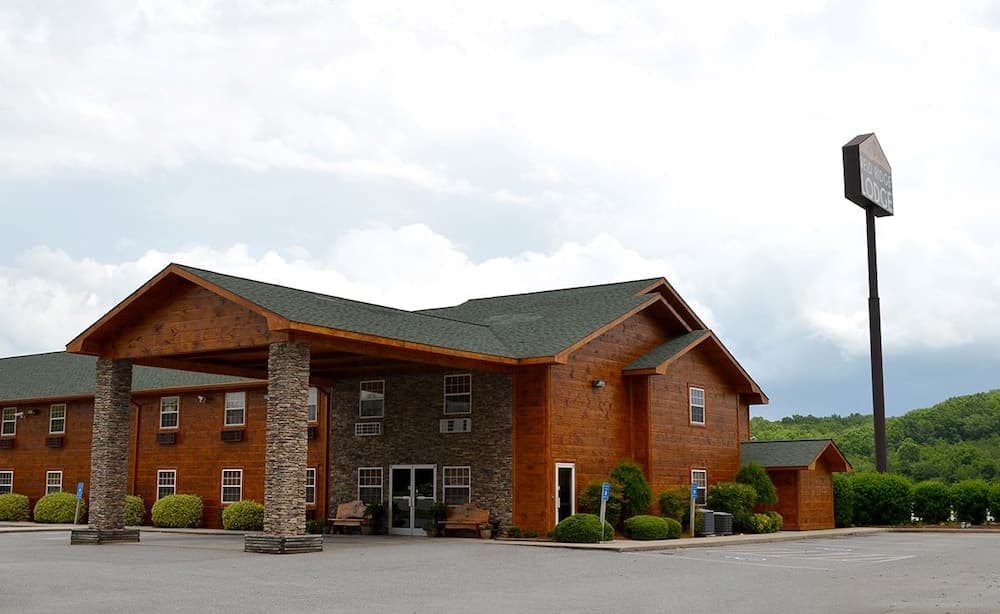 Reid Ridge Lodge featured exterior or lobby in Blue Ridge, GA — similar hotel