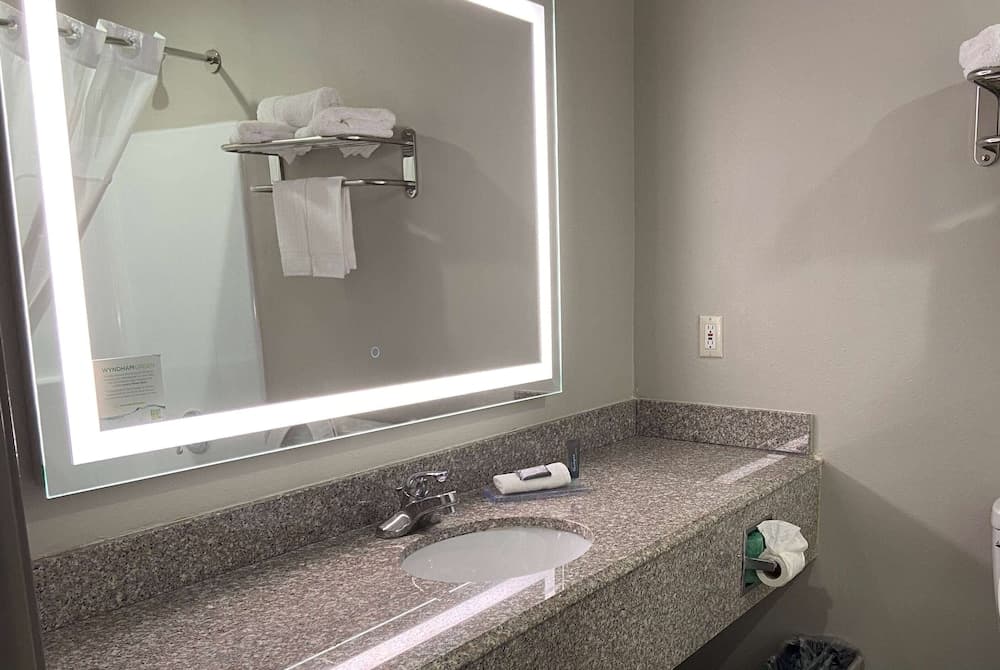 Days Inn & Suites by Wyndham Tahlequah property views in Tahlequah, OK — gallery photo 3