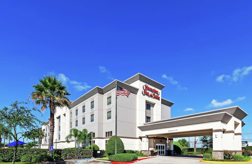 Hampton Inn & Suites Houston-Bush Intercontinental Aprt featured exterior or lobby in Houston, TX — similar hotel