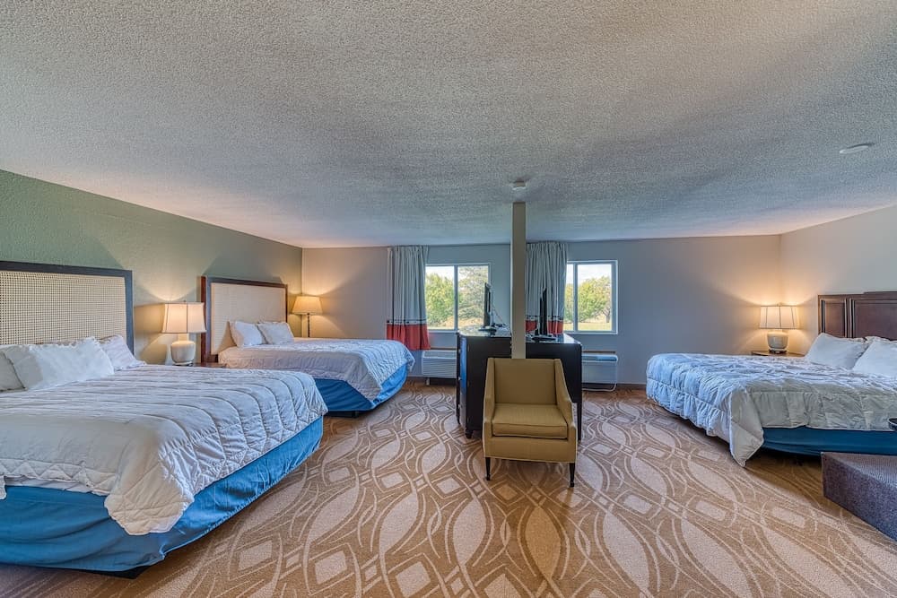 American Inn and Suites Dundee interior in Dundee, MI — gallery photo 2
