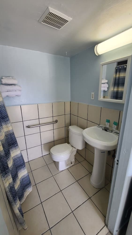 Green spot motel interior in Victorville, CA — gallery photo 2