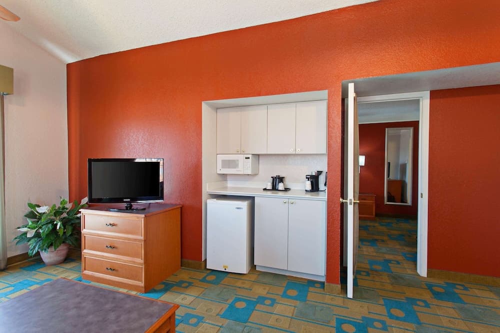 La Quinta Inn by Wyndham Costa Mesa / Newport Beach gallery photo in Costa Mesa, CA — image 48