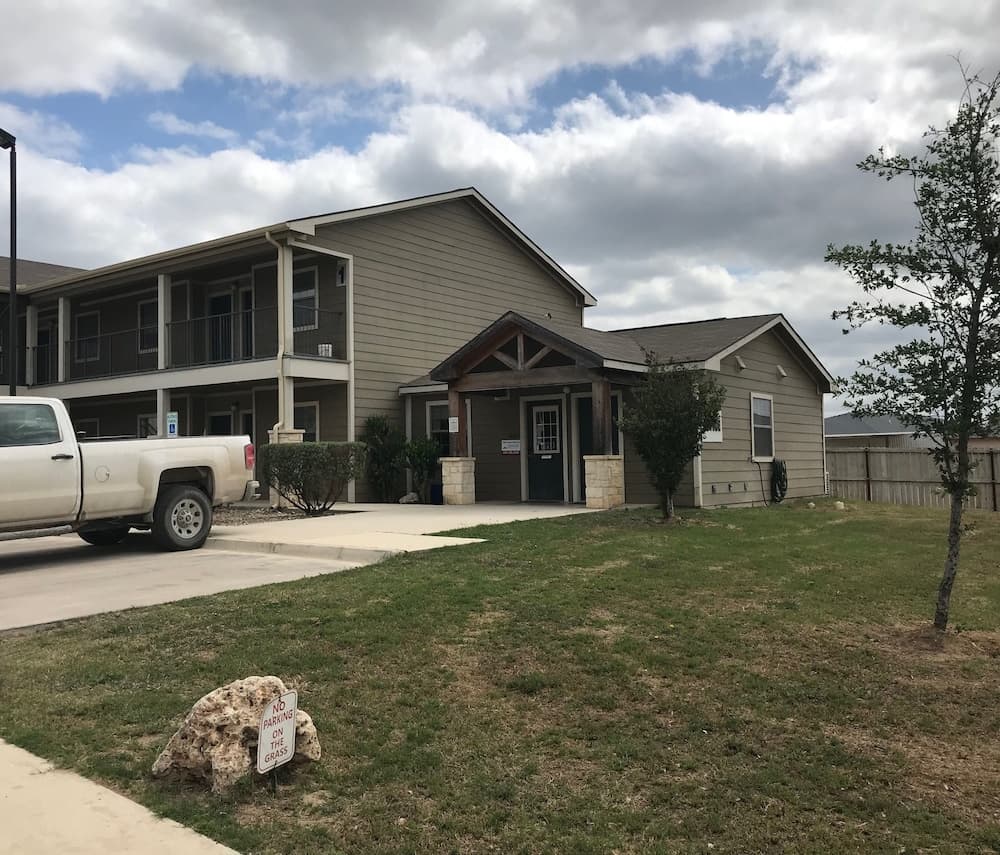 Eagle's Den Suites Kenedy a Travelodge by Wyndham interior in Kenedy, TX — gallery photo 2