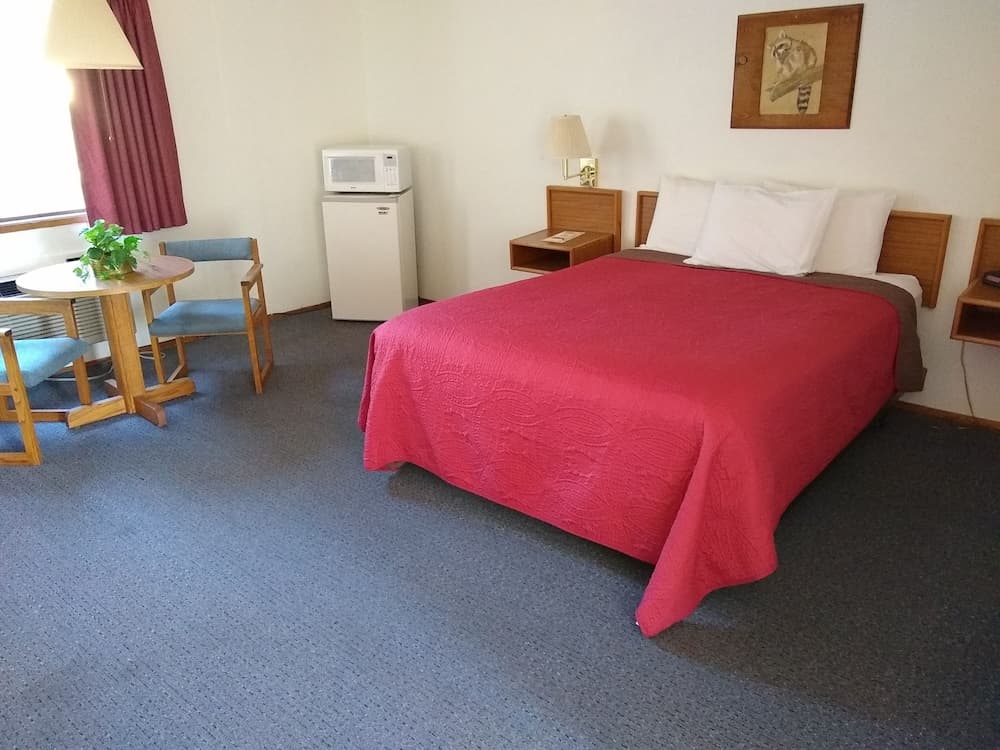 Wilderness Inn interior in Enterprise, OR — gallery photo 2
