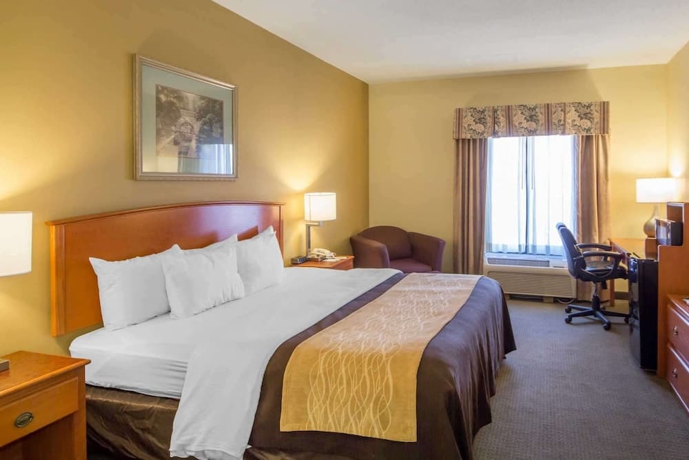 Quality Inn & Suites MidAmerica Industrial Park Area interior in Pryor, OK — gallery photo 2