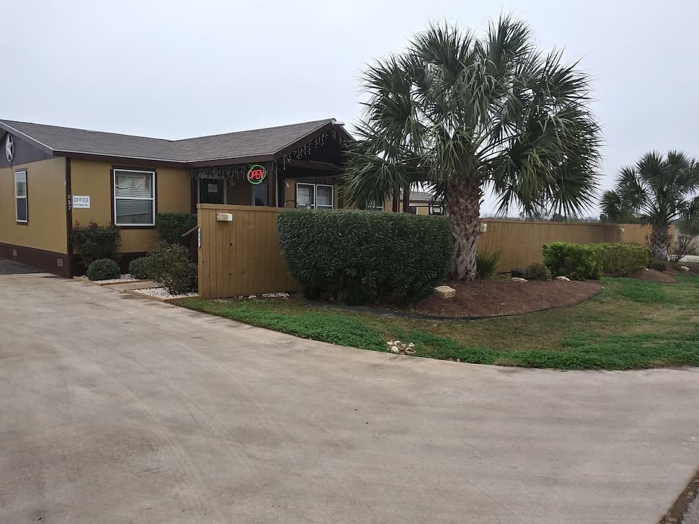 Cotulla Homes featured exterior or lobby in Cotulla, TX — similar hotel