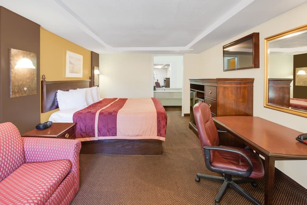 Rodeway Inn & Suites Saginaw I-675 interior in Saginaw, MI — gallery photo 2