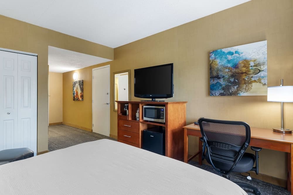 Clarion Inn North Haven - New Haven North gallery photo in North Haven — image 37