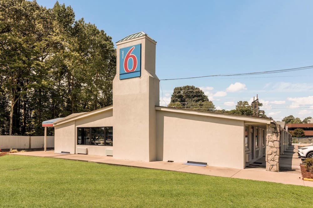 Motel 6 Newport News, VA featured exterior or lobby in Newport News, VA — similar hotel
