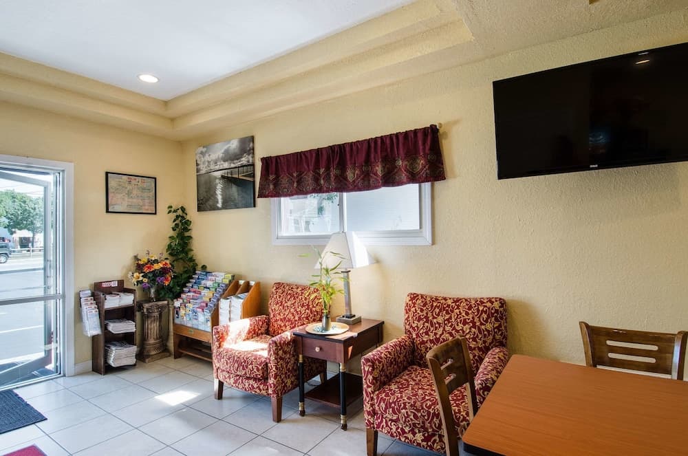 Econo Lodge West Yarmouth on Cape Cod interior in West Yarmouth, MA — gallery photo 2