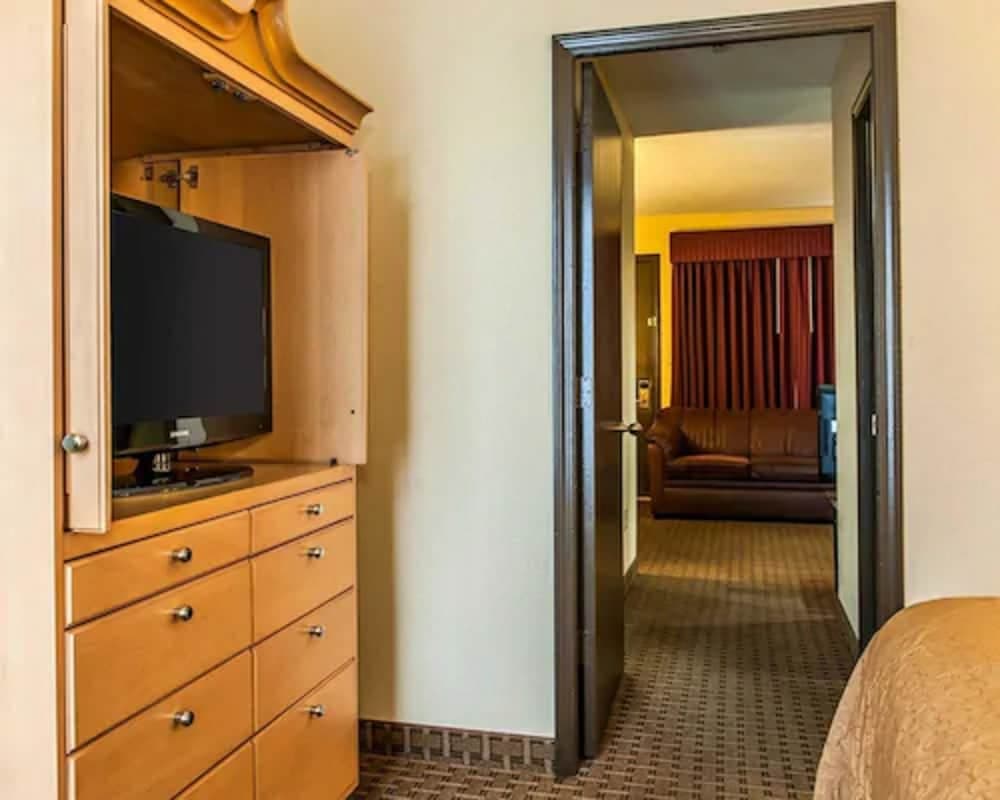 Quality Inn & Suites Shelbyville I-74 interior in Shelbyville, IN — gallery photo 2