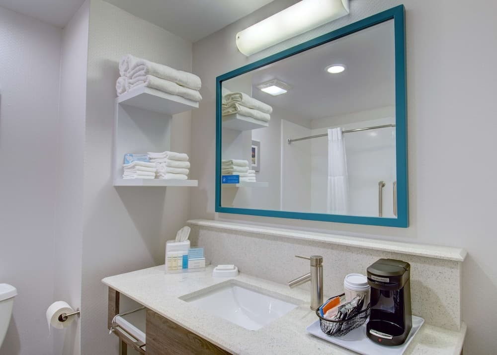 Hampton Inn & Suites Boston/Stoughton gallery photo in Stoughton — image 31