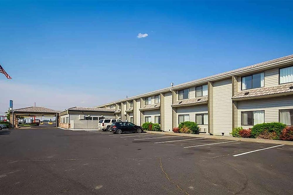 Baymont by Wyndham Moses Lake featured exterior or lobby in Moses Lake, WA — similar hotel