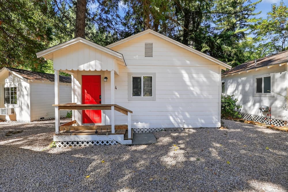 Rouge Cobb Mountain Hotel - Cabin 4 featured exterior or lobby in Cobb, CA — similar hotel