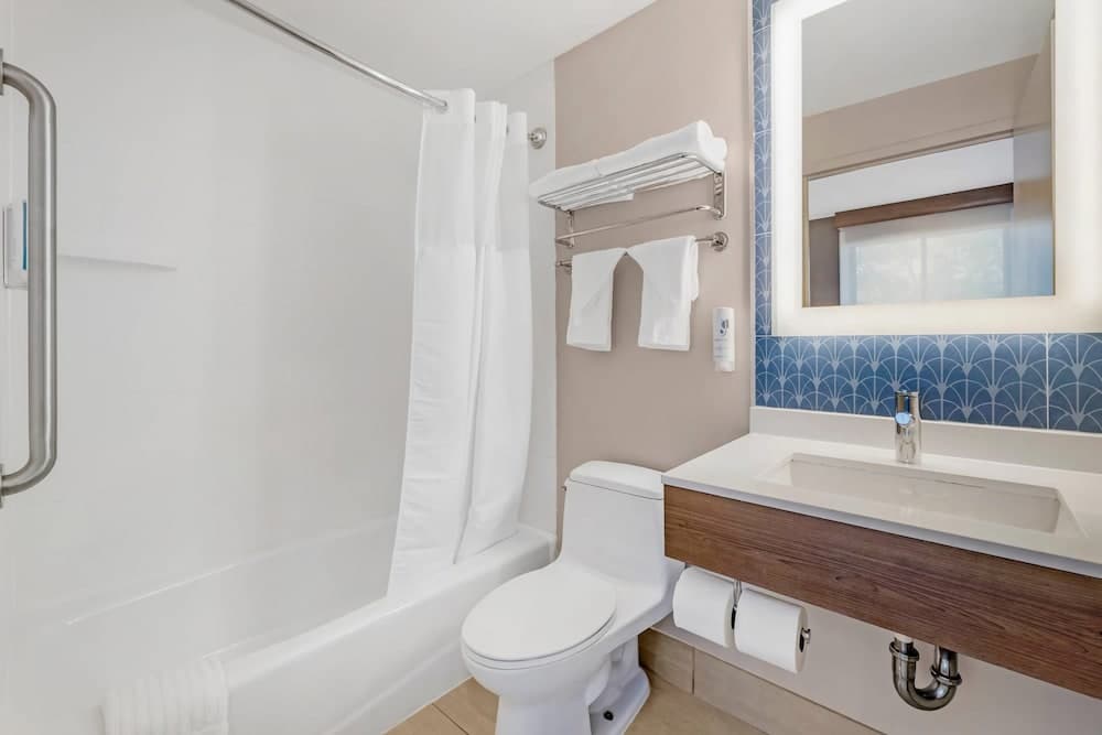 Country Inn & Suites by Radisson, Staten Island property views in Staten Island, NY — gallery photo 3